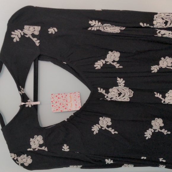 Free People Size M Black Dress with White Embroidered Flowers NWT - Picture 4 of 8